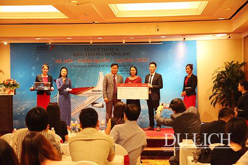 Vụ trưởng Vụ lữ hành TCDL Nguyễn Quý Phương (trái) và ông Châu Tăng, Tổng giám đốc kinh doanh Văn phòng Hà Nội,Shenzhen Airlines (phải) trao tặng vé máy bay khứ hồi chặng Hà Nội -Thâm Quyến cho vị khách hàng trúng thưởng